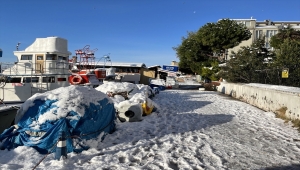 Sinop'ta kar yağışının ardından balıkçı tekneleri beyaza büründü