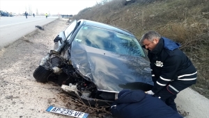 Sivas'ta iki otomobilin çarpıştığı kazada 6 kişi yaralandı 