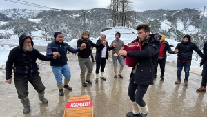 Soğuk ve kara aldırış etmeyen Rizeliler tahta arabalarıyla yarıştı 
