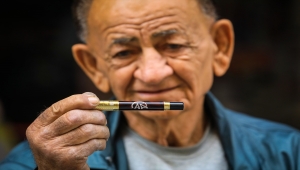 Süleymaniyeli Taha amca, Bağdat'ta 48 yıldır hediyelik eşyaları "sevgiyle" işliyor