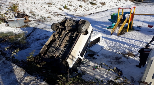 Trabzon'da buzlu yolda şarampole düşen minibüsteki 3 kişi yaralandı