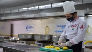 Tuzla Belediyesi bin 500 aileye günlük sıcak yemek ulaştırıyor 