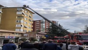 Ümraniye'de bir sitenin çatısında çıkan yangın söndürüldü