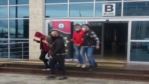 Uşak'ta uyuşturucu ve ruhsatsız silah bulunan otomobildeki 3 kişi tutuklandı