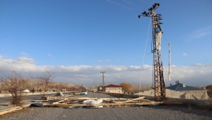 Van'da şiddetli rüzgar okulun çatısını uçurdu