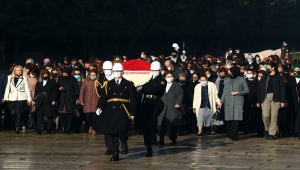 Yanık, kadınlara seçme ve seçilme hakkının tanınmasının yıl dönümünde Anıtkabir'i ziyaret etti