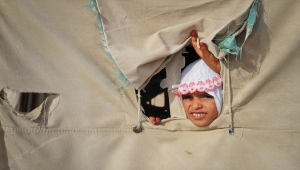 Yemen'de çatışmalar nedeniyle okulları yıkılan öğrenciler çadırlarda eğitim görüyor