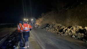 Zonguldak'ta heyelan nedeniyle kapanan kara yolunda temizlik çalışmaları sürüyor