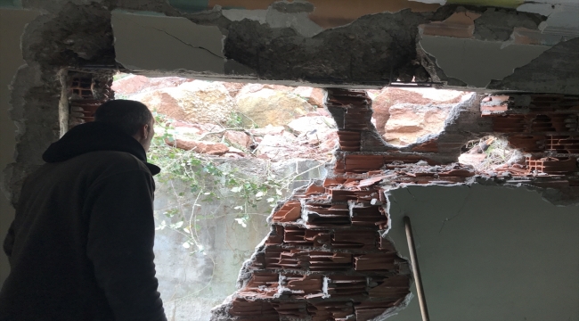 Zonguldak'ta heyelanla kopan kaya parçaları akaryakıt istasyonu binasına zarar verdi