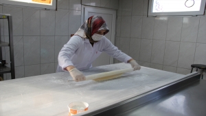 43 yaşındaki anne çocuklarına örnek olmak için üniversiteyi bitirip işe başladı