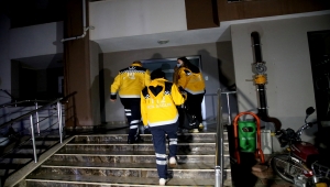 Adana'da apartmanda çıkan yangında bir kişi dumandan etkilendi