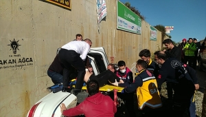 Adana'da devrilerek istinat duvarına çarpan otomobildeki 2 kişi yaralandı