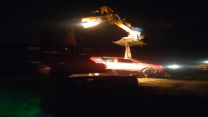 Adana'da ıslak yolda kontrolden çıkan otomobil dereye uçtu