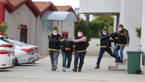 Adana'da otomobilden 87 bin liranın çalınması güvenlik kamerasında