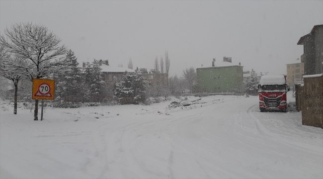 Adana'nın Tufanbeyli ilçesinde kar nedeniyle okullar yarın tatil edildi