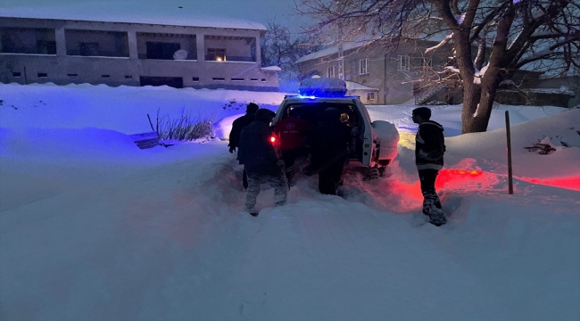 Adıyaman'da yolu kapanan kırsal mahalledeki hastaya paletli ambulansla ulaşıldı