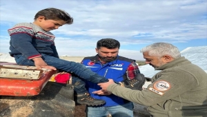 AFAD, İdlib'de üşüdüğü sırada fotoğrafı çekilen çocuğa ayakkabı hediye etti