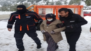 AFAD, kapanan yol nedeniyle ilaçlarını alamayan yaşlı çifti il merkezine ulaştırdı