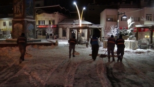 Afyonkarahisar'da yolda mahsur kalanlara belediyeden sıcak çorba ikramı