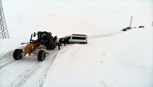 Ağrı'da kar ve tipi nedeniyle köy yolunda mahsur kalan 45 kişi kurtarıldı