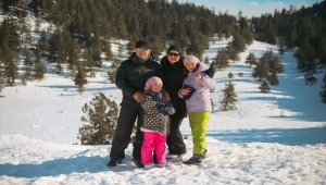 Antalya Akseki'de vatandaşlar, naylon ve leğenlerle kayak yaparak karın keyfini çıkardı