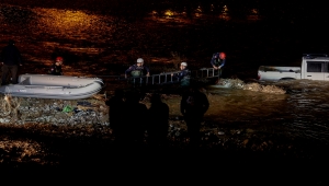 Antalya'da, heyelan sonucu çaya sürüklenen araçta mahsur kalan 3 kişi kurtarıldı