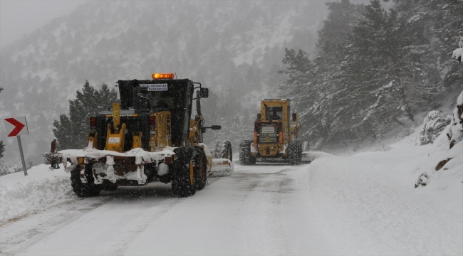 Antalya'da karla mücadele çalışmaları devam ediyor