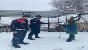 Antalya'da vatandaşın ilacını jandarma ekipleri teslim etti