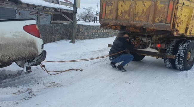 Ardahan'da tipi nedeniyle yolda kalan 11 araç kurtarıldı