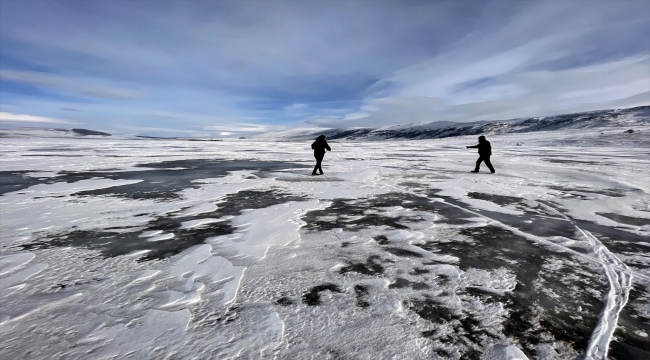 Ardahan'daki Aktaş Gölü'nün yüzeyi buzla kaplandı