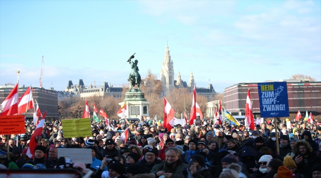 Avusturya'da 40 bin gösterici Kovid-19 önlemlerine tepki gösterdi