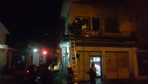 Aydın'da evde çıkan yangında mahsur kalan kişiyi karton toplayıcı kurtardı