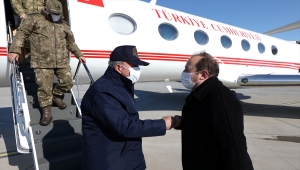 Bakan Akar, beraberindeki TSK Komuta Kademesi ile Irak sınır hattında