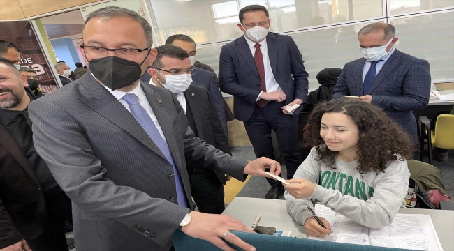 Bakan Mehmet Muharrem Kasapoğlu, Kars Gençlik Merkezi'ni ziyaret etti