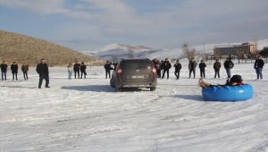 Bayburt'ta gençler şambrelle kar üzerinde kayak keyfi yaşadı