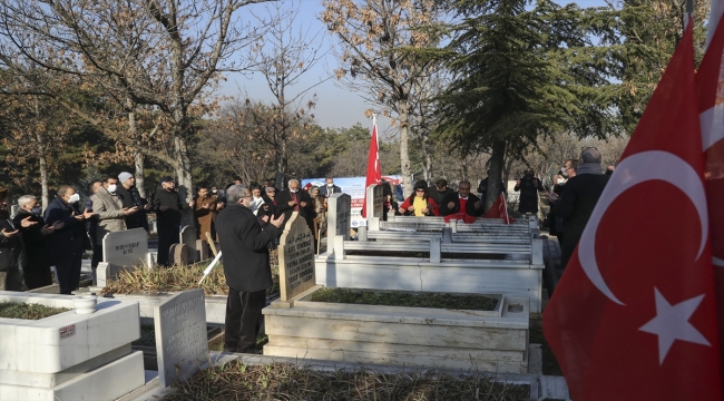 "Bayrak Şairi" Arif Nihat Asya ölümünün 47. yılında mezarı başında anıldı