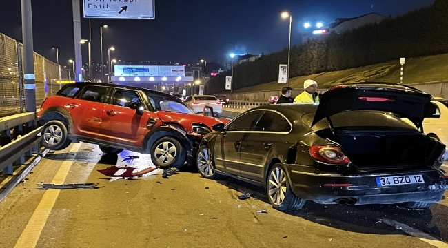 Beyoğlu'nda 3 otomobil çarpıştı, 1 kişi yaralandı 