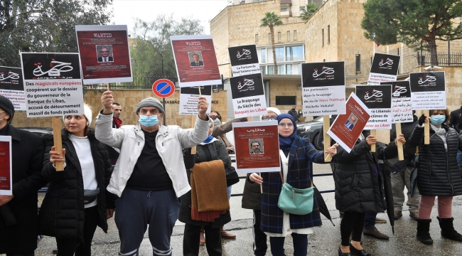 Beyrut'taki Fransız Büyükelçiliği önünde yolsuzluk protestosu