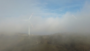 Bilecik'te rüzgar güllerinin sisle "dansı" drone ile görüntülendi