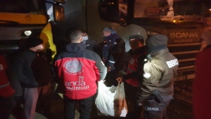 Bilecik'ten İstanbul'a gidemeyen ağır tonajlı araç sürücülerine kumanya dağıtıldı