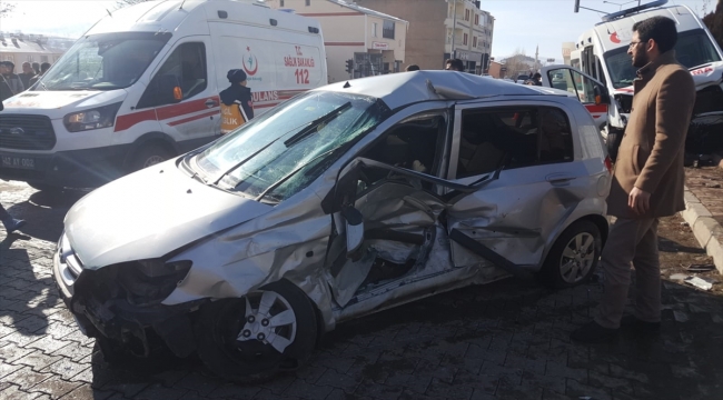 Bingöl'de ambulans ile otomobilin çarpıştığı kazada 5 kişi yaralandı