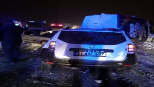 Bitlis'te kamyonetle tırın çarpıştığı kazada 3 kişi yaralandı