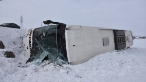 Bitlis'te şarampole devrilen yolcu otobüsündeki 15 kişi yaralandı