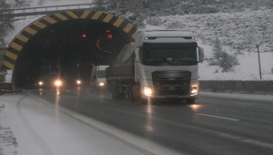 Bolu Dağı'nda kar yağışı ve sis etkili oluyor