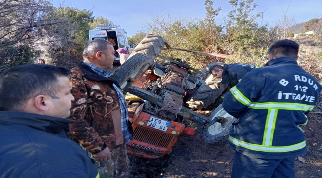 Burdur'da traktörün devrilmesi sonucu sürücü öldü, eşi yaralandı