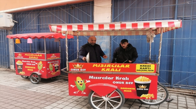 Bursa'da mısır sattığı arabasından akü ve tüp çalınan engellinin yüzünü güldürdüler