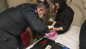 Bursa'da parmakta sıkışan yüzüğü itfaiye çıkarttı