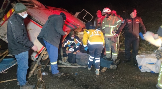 Bursa'da sondaj kamyonunun devrilmesi sonucu 2 kişi yaralandı