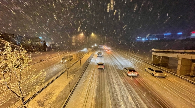 Bursa-İzmir kara yolunda kar etkili oluyor