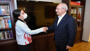 CHP Genel Başkanı Kılıçdaroğlu, milli kick boksçu Barut'u kabul etti 